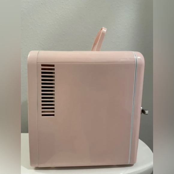 PINK FRIGIDAIRE RETRO MINI FRIDGE + PLUG - Picture 3 of 11